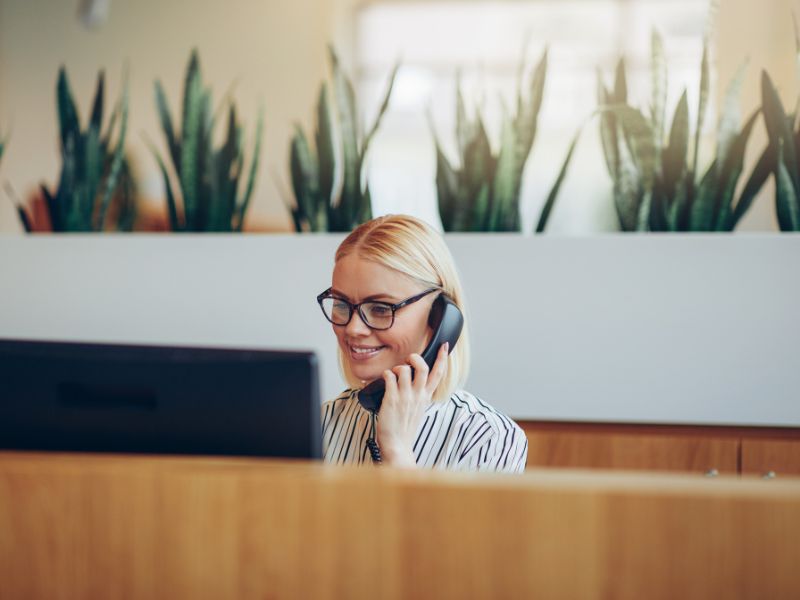 Die Wichtigkeit eines einladenden Empfangsbereichs und ergonomischer Arbeitsplätze